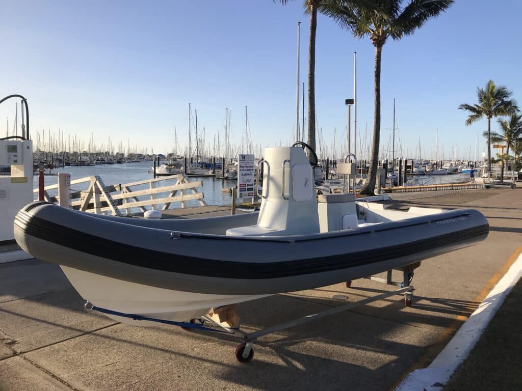 Gummiboot im Hafen bei strahlendem Sonnenschein