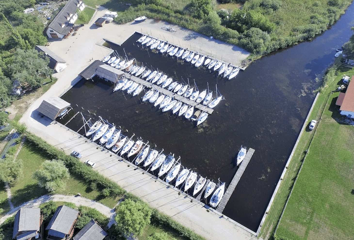 Luftaufnahme eines Yachthafens mit vielen Booten.