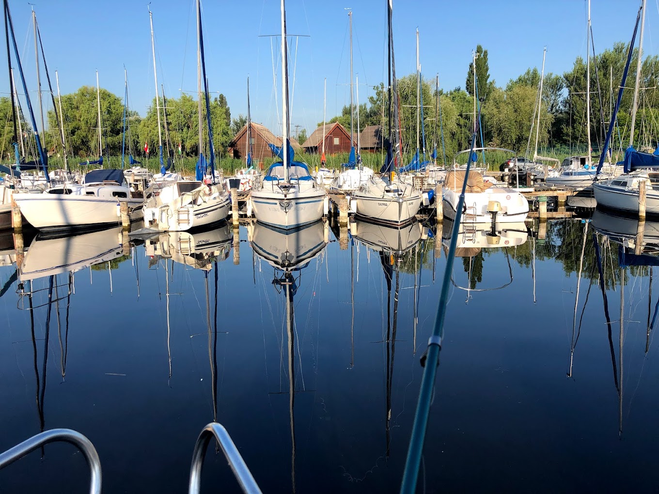 Boote im ruhigen Wasserhafen bei Sonnenschein