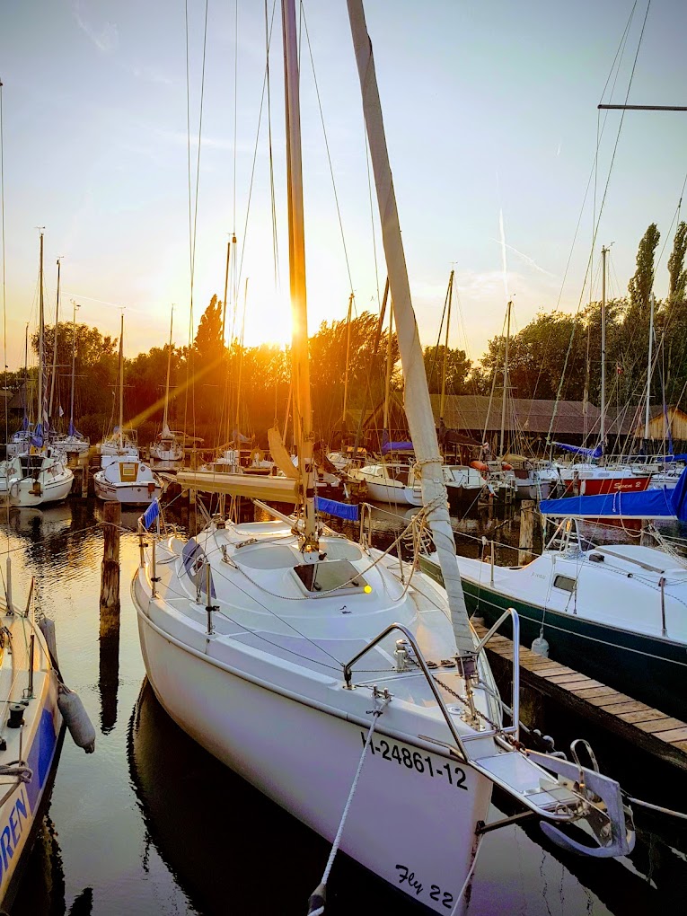 Segelboote im Hafen bei Sonnenuntergang