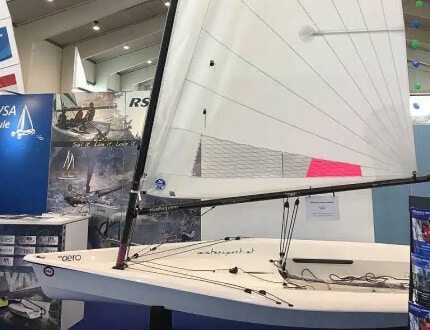 Segelboot auf Messe ausgestellt