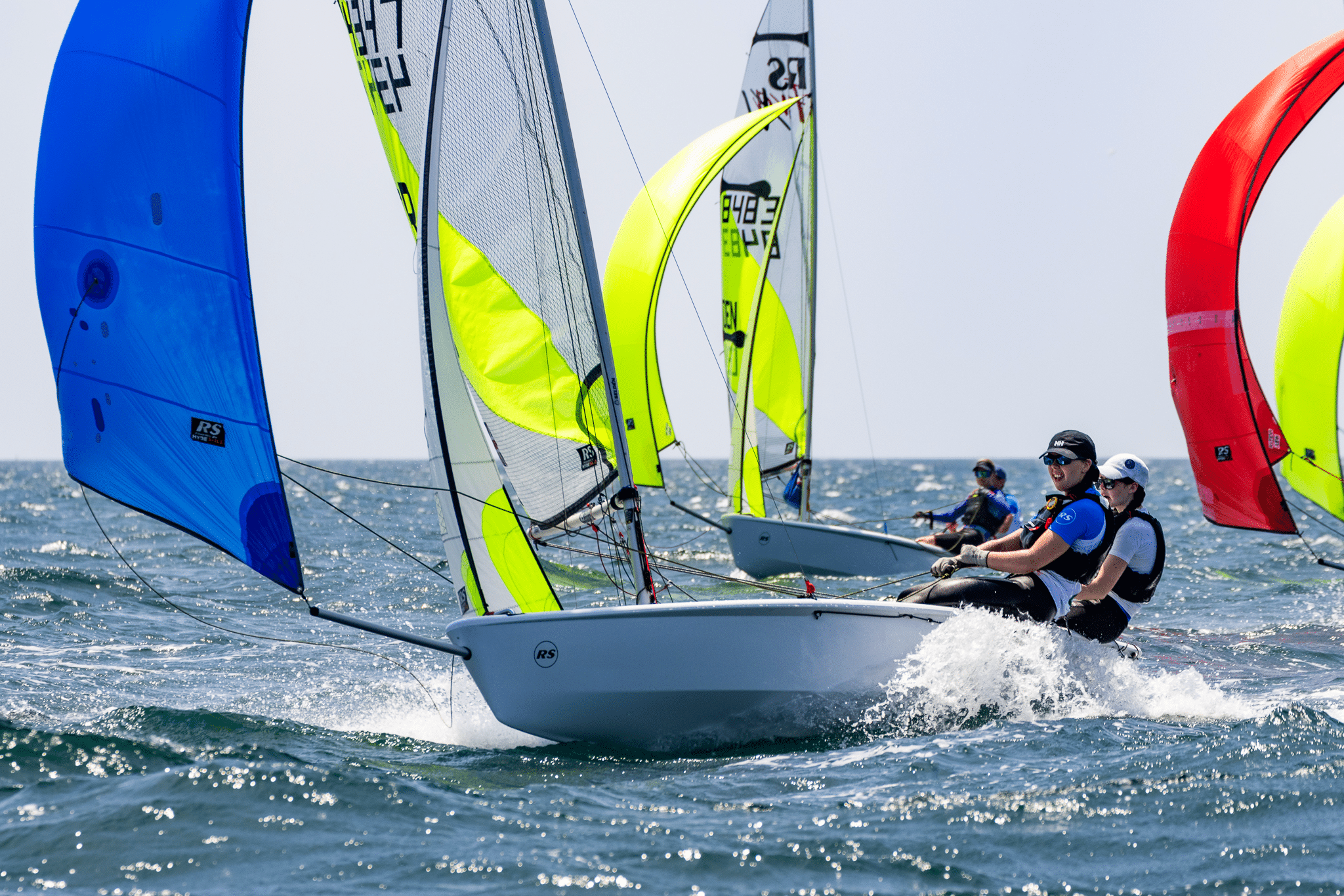 Segelregatta auf offenem Meer, bunte Boote segeln.